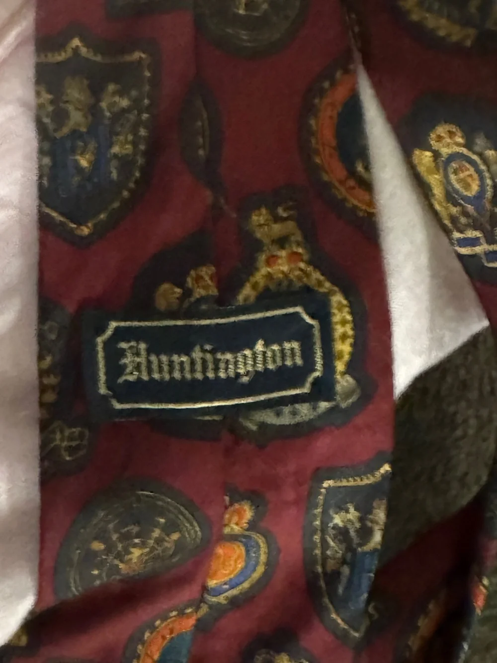 Men's Crest Motif Silk Tie in Burgundy